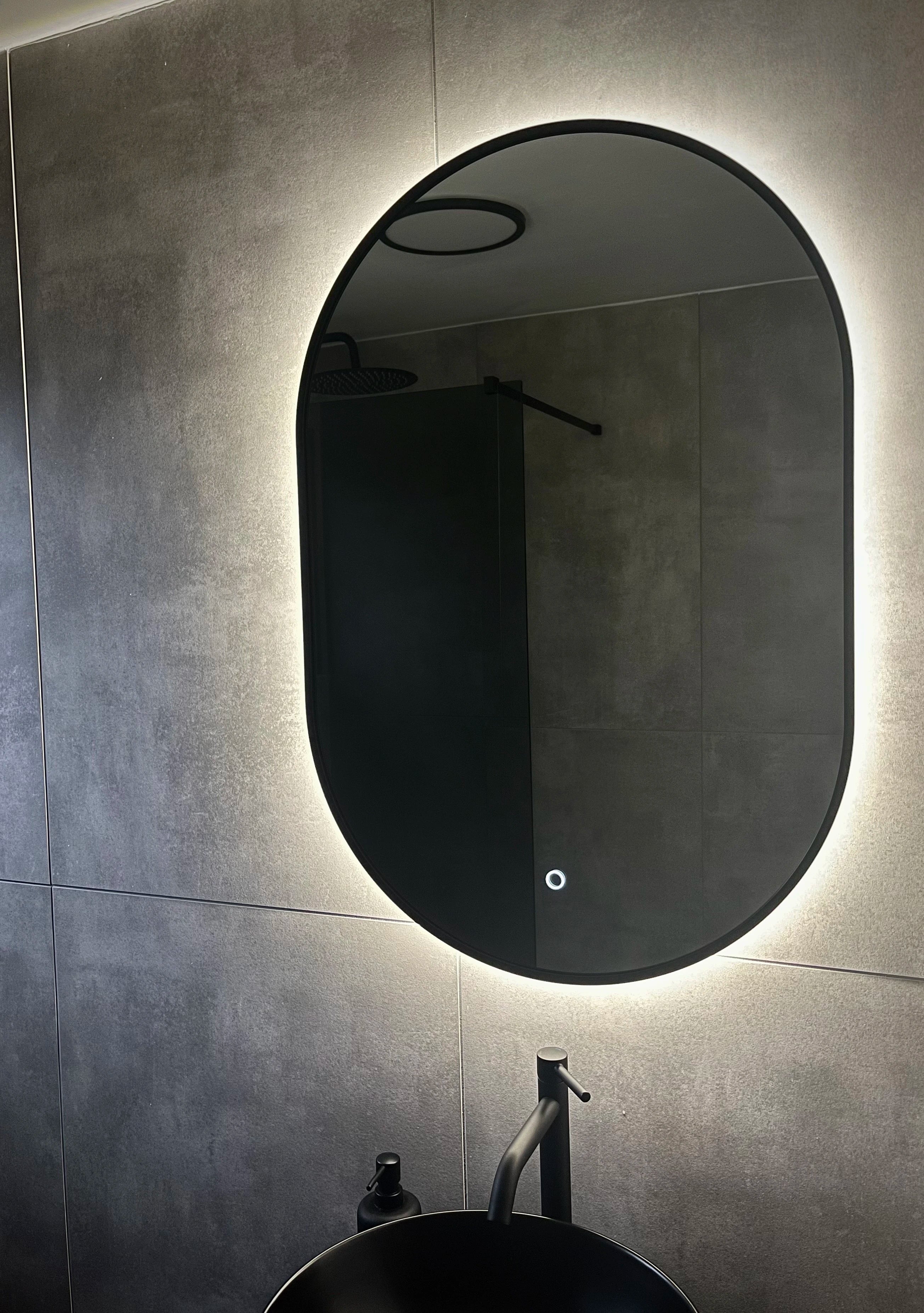 Badeværelsesspejl – 90x60cm – Ovalt – Sort Ramme