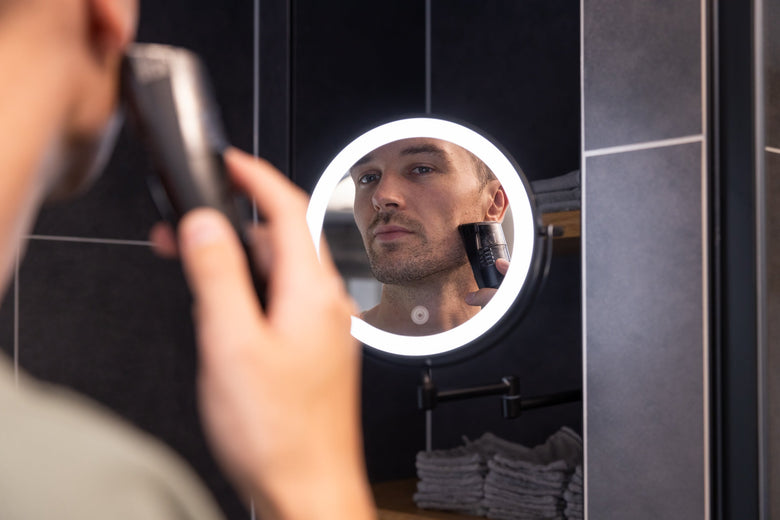Makeupspejl med lys på et toiletbord