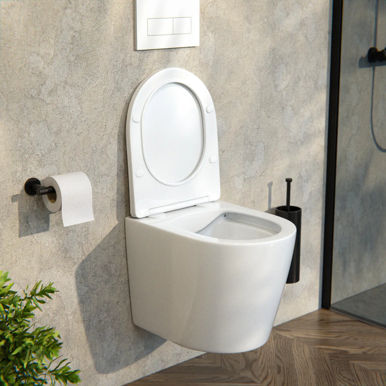 Hvidt væghængt toilet i et badeværelse